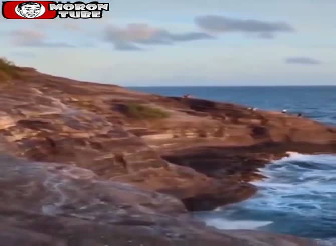 Video :A man in Hawaii dies after plunging from a cliff